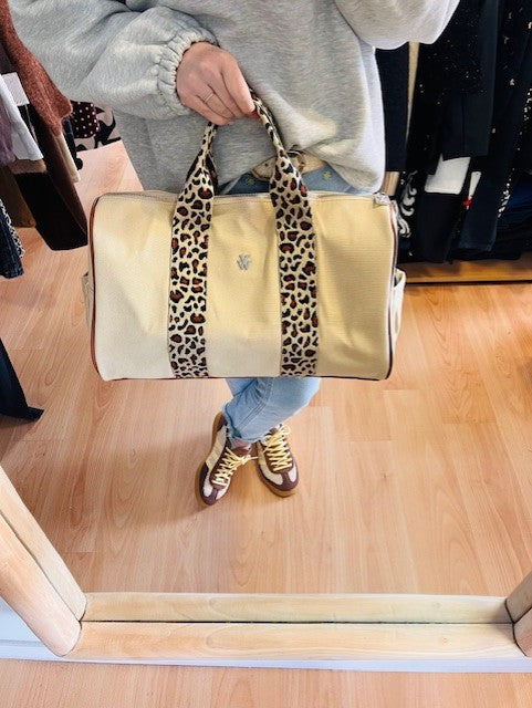 Sac Laure en tissu beige - sac Vanessa Wu - sac cabas Vanessa Wu - sac beige femme - sac léopard femme - sac tendance Vanessa Wu - sac cabas beige et léopard - sac week-end femme - grand sac femme tendance - sac porté main femme - sac mode femme chic - sac imprimé léopard - cabas femme élégant - sac Vanessa Wu nouvelle collection