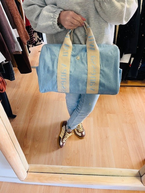 Sac Laure en velours côtelé bleu clair - sac Vanessa Wu - sac bowling Vanessa Wu - sac bleu femme - sac velours côtelé femme - sac tendance Vanessa Wu - sac week-end femme - sac cabas bleu ciel - sac porté main femme - sac sport chic femme - sac mode femme tendance - sac femme casual chic - grand sac femme pratique

sac Vanessa Wu nouvelle collection