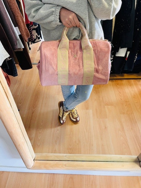 Sac Laure en velours côtelé rose - sac Vanessa Wu - sac bowling Vanessa Wu - sac rose femme - sac velours côtelé femme - sac tendance Vanessa Wu - sac week-end femme - sac cabas rose - sac porté main femme - sac sport chic femme - sac mode femme tendance - sac femme casual chic - grand sac femme pratique