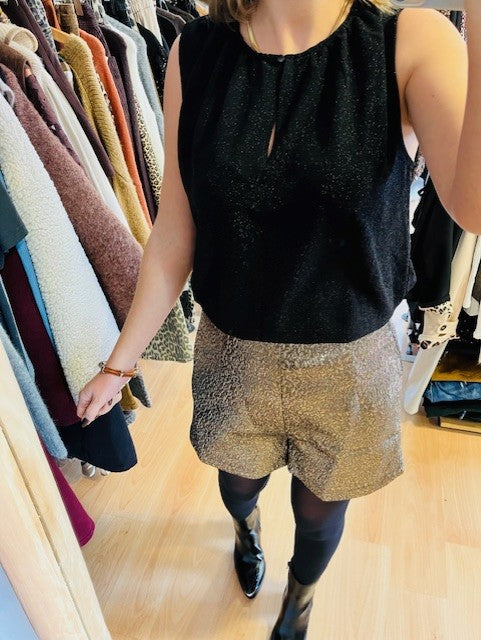 Short doré à relief Suzon - short doré femme - short doré soirée- short doré brillant - short gold fête - short doré nouvel an - short doré tenue de fête - short métallique doré femme - short doré chic soirée