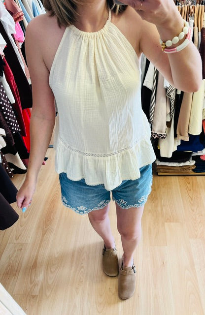 short en jean femme- short denim bleu clair- short brodé femme- short été femme- short casual chic- short floral denim