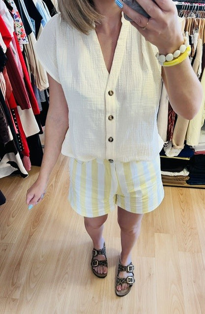 short rayures jaune et blanc - short femme été - short rayé tendance - short jaune blanc - short décontracté femme - short léger été
mode estivale femme - short plage femme - vêtement été tendance - short confortable rayé