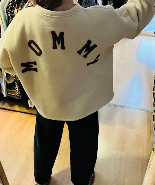 sweat oversize beige - sweat femme tendance - sweat cocooning - sweat confortable femme - sweat casual chic - sweat imprimé femme - sweat Mommy - sweat ample femme - sweat streetwear femme