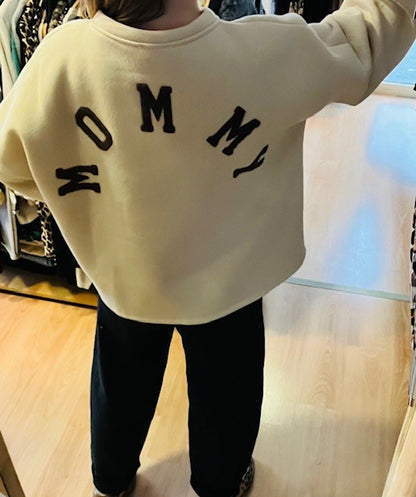 sweat oversize beige - sweat femme tendance - sweat cocooning - sweat confortable femme - sweat casual chic - sweat imprimé femme - sweat Mommy - sweat ample femme - sweat streetwear femme