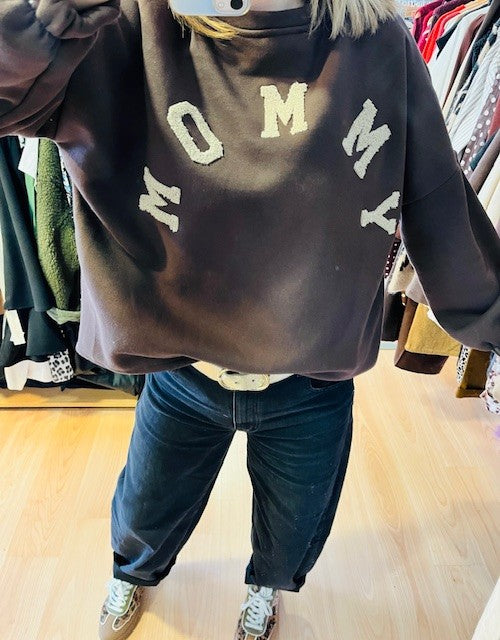 sweat oversize chocolat - sweat femme tendance - sweat cocooning - sweat confortable femme - sweat casual chic - sweat imprimé femme - sweat mommy - sweat ample femme - sweat streetwear femme