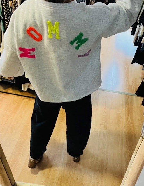sweat oversize gris - sweat femme tendance - sweat cocooning - sweat confortable femme - sweat casual chic - sweat imprimé femme - sweat MOMMY - sweat ample femme - sweat streetwear femme