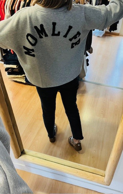 sweat oversize gris - sweat femme tendance - sweat cocooning - sweat confortable femme - sweat casual chic - sweat imprimé femme - sweat momlife - sweat ample femme - sweat streetwear femme