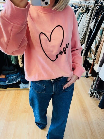 Sweat  oversize à message brodé 'Rose' Sharly - Sweat Sharly Grace & Mila - Sweat Octobre Rose femme - Sweat rose casual chic - Mode solidaire féminine - Grace & Mila édition spéciale - Sweat coton confortable - Sweat col rond oversize femme - Octobre Rose 2025 mode