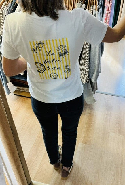 T- shirt "La Dolce Vita" blanc - T-shirt femme tendance - t-shirt blanc femme - t-shirt imprimé dos - t-shirt la dolce vita - t-shirt été femme - mode femme casual chic - t-shirt italien femme  t-shirt jaune blanc femme - look estivale femme 