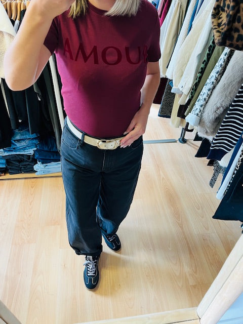 T-shirt bordeaux « AMOUR » imprimé en velours sur le devant - Coupe ajustée - Manches courtes - Col rond - Finitions côtelées au col et en bas des manches
Grace & Mila