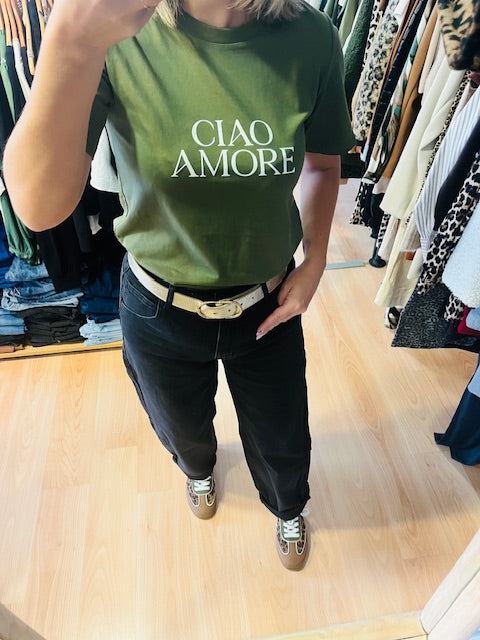 Le t-shirt à manches courtes, agrémenté du message "CIAO AMORE" imprimé en velours.



Marque: Grace & Mila - Message «CIAO AMORE» imprimé en velours - Coupe droite - Manches courtes - Encolure ronde