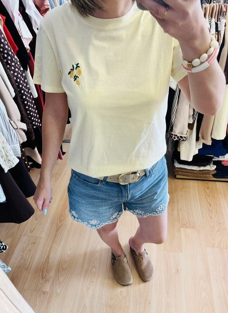 T-shirt Jaune Manches Courtes Broderie Citrons Melrose - t-shirt jaune femme -  t-shirt broderie citrons - t-shirt manches courtes femme - col rond femme-  t-shirt été femme- haut femme tendance, - mode femme printemps été -  t-shirt casual chic femme