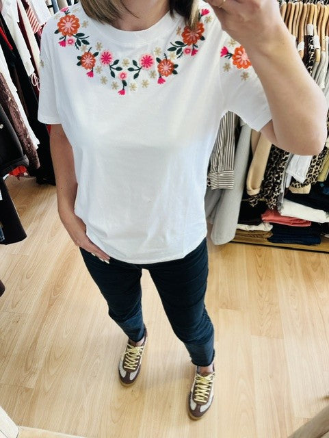 T-shirt blanc brodé floral - T-shirt blanc femme tendance - Broderies florales élégantes - t-shirt blanc femme -  t-shirt brodé floral -  t-shirt casual chic femme -  haut femme tendance - t-shirt bohème chic -  t-shirt fleurs femme -  t-shirt élégant femme - mode femme été -  t-shirt manches courtes femme -  top blanc brodé