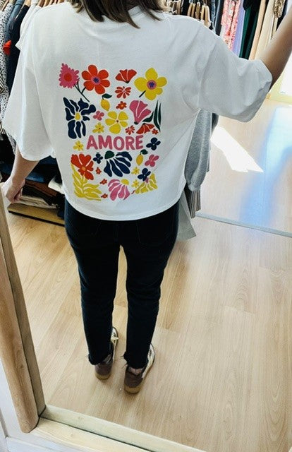 t-shirt amore femme- t-shirt blanc femme tendance- t-shirt imprimé floral femme- t-shirt casual chic- t-shirt oversize femme- haut femme tendance- t-shirt mode femme- t-shirt fleuri femme- t-shirt blanc imprimé- look casual femme