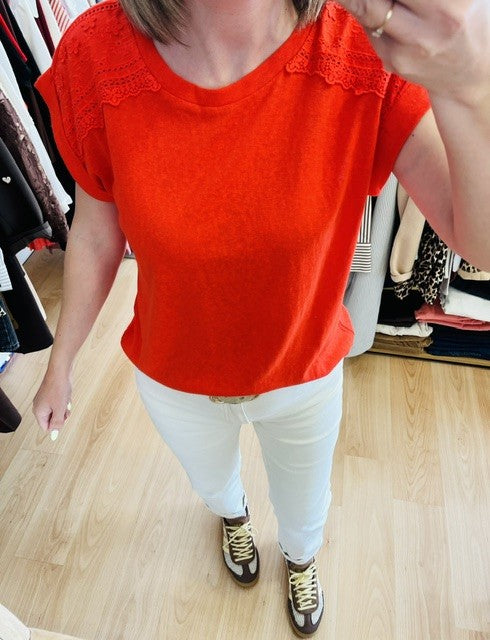 t-shirt corail femme- t-shirt dentelle épaules - haut femme chic- t-shirt casual chic - t-shirt femme tendance- top corail femme -  t-shirt élégant femme -  mode femme été- t-shirt manches courtes femme