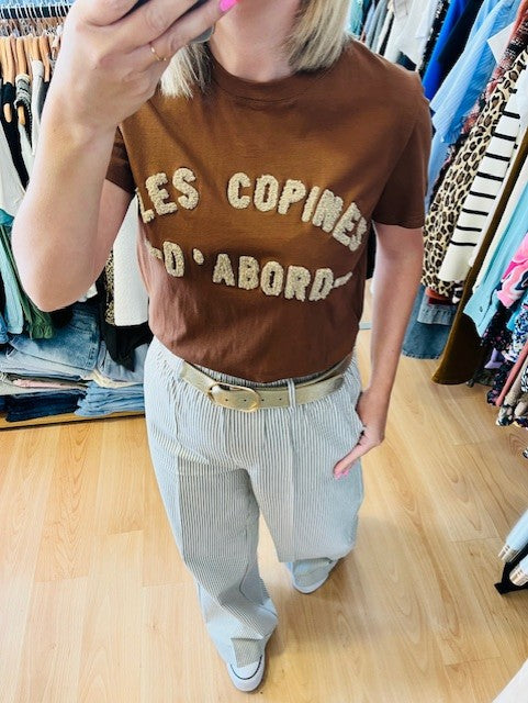 T-shirt inscription brodée "Les copines d'abord"

Coloris: Marron/beige