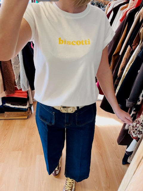 t-shirt biscotti femme - t-shirt message jaune - t-shirt blanc imprimé femme - t-shirt Grace & Mila femme - t-shirt coton col rond femme - t-shirt casual chic femme - t-shirt slogan italien mode - t-shirt été femme tendance