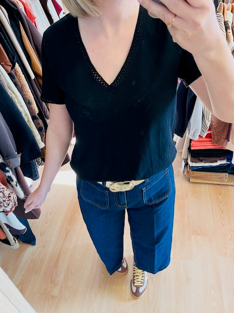 t-shirt noir femme chic - t-shirt col V femme - top noir Grace & Mila - t-shirt Willem Grace et Mila - t-shirt basique élégant femme - t-shirt noir coupe féminine -top casual chic femme
t-shirt noir intemporel femme