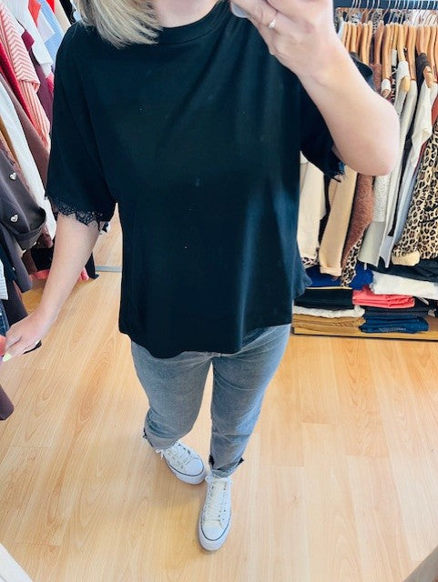T-shirt oversize noir – dos croisé dentelle Marika - t shirt oversize noir dentelle - t shirt dos croisé dentelle - t shirt noir femme oversize - t shirt dos ouvert femme - top noir dentelle dos - t shirt oversize dos dentelle