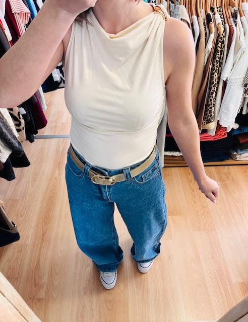 top écru femme - top Grace & Mila Wagner - top écru chic femme - top sans manches écru - top élégant femme été - top écru sans manches col drapé femme - top fluide écru coupe élégante été - top écru femme - style chic minimaliste - top col  drapé sans manches - top écru habillé femme été