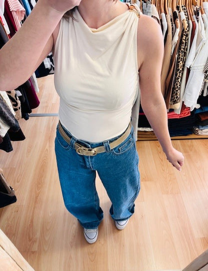 top écru femme - top Grace & Mila Wagner - top écru chic femme - top sans manches écru - top élégant femme été - top écru sans manches col drapé femme - top fluide écru coupe élégante été - top écru femme - style chic minimaliste - top col  drapé sans manches - top écru habillé femme été