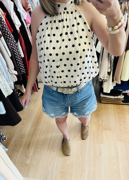 top femme- top à pois- blouse fluide- top chic- dos noué- top rétro- look été- blouse sans manches- mode femme- top élégant