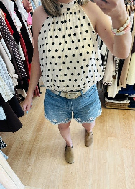 top femme- top à pois- blouse fluide- top chic- dos noué- top rétro- look été- blouse sans manches- mode femme- top élégant