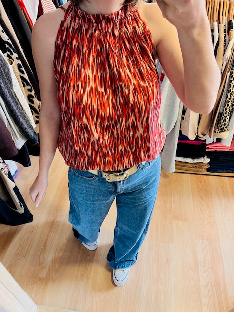 top fluide imprimé rouge femme - top sanguine Grace & Mila - top Votello imprimé ikat - blouse sans manches fluide femme - top col montant froncé femme - top été léger viscose femme - top chic casual rouge imprimé - top Grace & Mila Votello