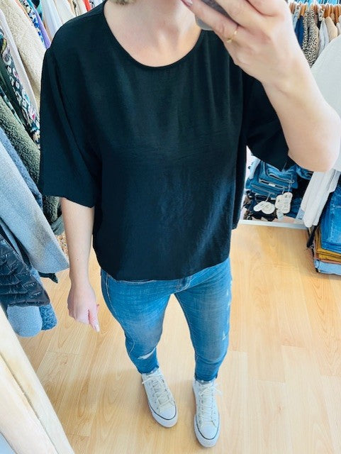 Top noir Paprika boutonnée au dos maches 3/4 col rond Grace & Mila