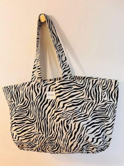 Tote bag en denim zebre Voyage - tote bag denim zèbre- tote bag zèbre voyage - sac en denim zèbre - Grace & Mila tote bag