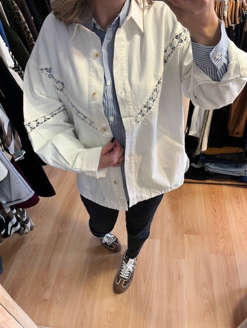 Veste blanche en crochet - Veste blanche femme - veste dentelle femme - veste bohème femme - veste mi-saison femme - veste féminine dentelle