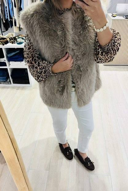 veste Aelio Grace & Mila - veste Grace & Mila femme -  veste sans manches femme -  veste fausse fourrure femme -  veste grège femme -  veste sans manches grège -  veste droite femme - gilet fausse fourrure femme -  veste fourrure synthétique femme -  veste tendance femme -  veste mi-saison femme -  fausse fourrure Grace & Mila