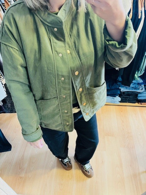 Veste Agathe.

Coloris: Kaki

Deux grandes poches plaquées sur l'avant.

Fermeture par boutons pressions.