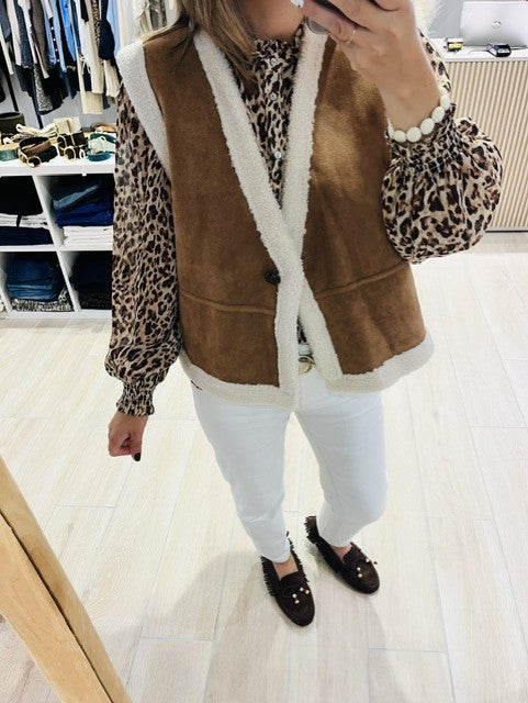 veste Anya Grace & Mila -  veste Grace & Mila femme -  veste sans manches femme -  veste fausse shearling femme -  veste shearling coffee - veste marron femme - veste col V femme - veste sans manches marron -  gilet shearling femme  - veste tendance femme -   veste chaude femme -  veste mi-saison femme -  vêtement Grace & Mila femme 