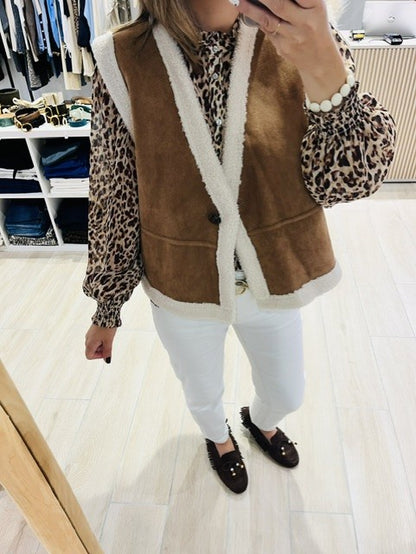 veste Anya Grace & Mila -  veste Grace & Mila femme -  veste sans manches femme -  veste fausse shearling femme -  veste shearling coffee - veste marron femme - veste col V femme - veste sans manches marron -  gilet shearling femme  - veste tendance femme -   veste chaude femme -  veste mi-saison femme -  vêtement Grace & Mila femme 