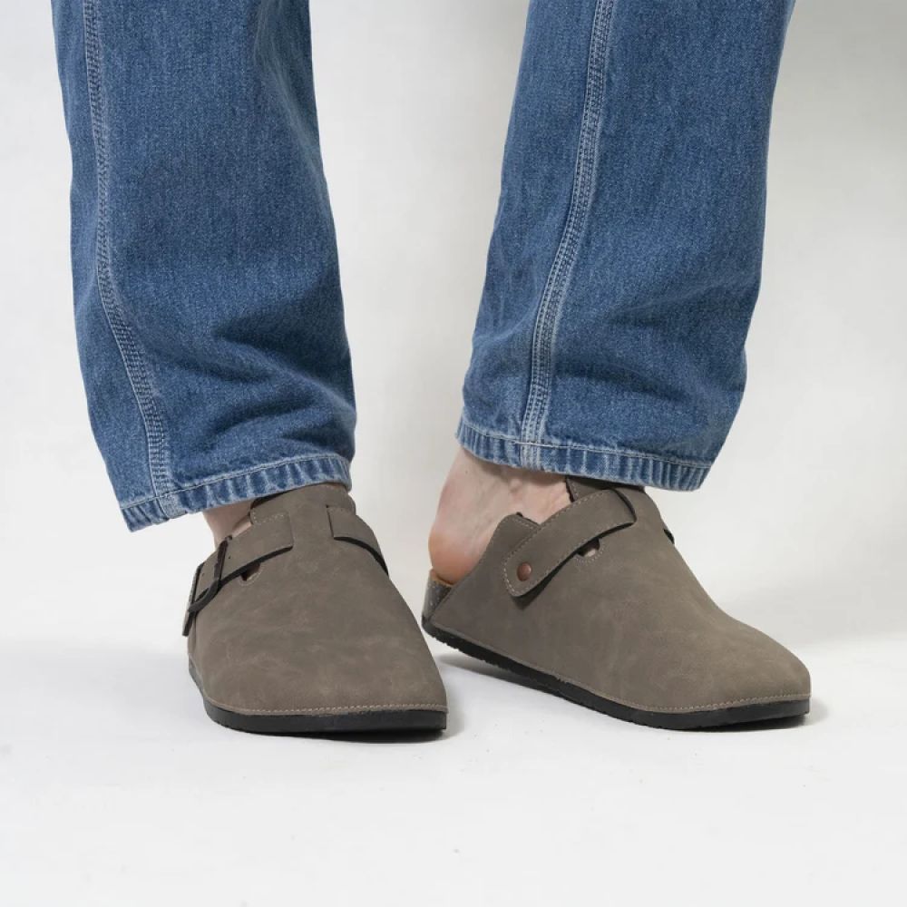 Mules en cuir avec surpiqûres taupe Homme