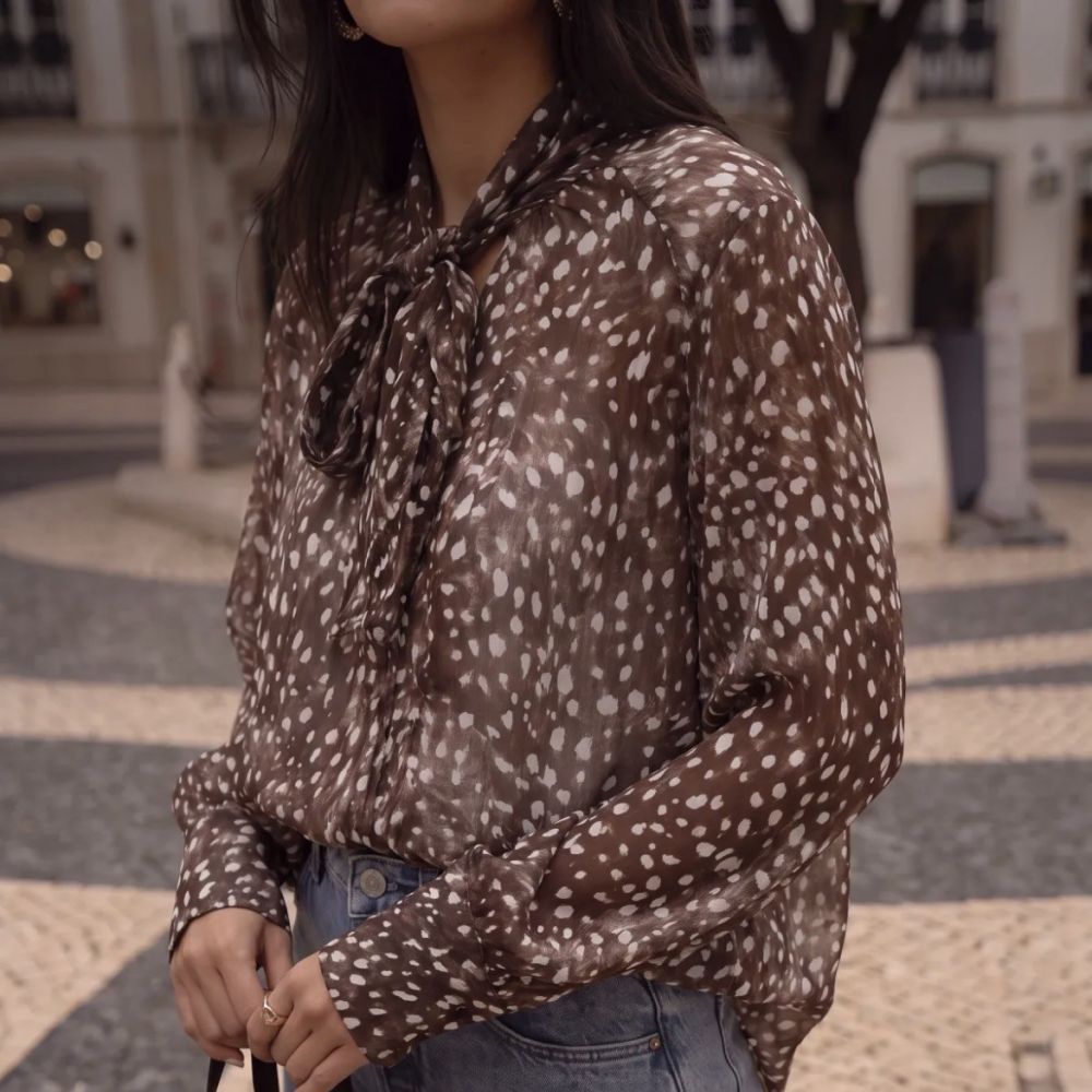 Blouse fluide à col lavallière imprimée biche marron